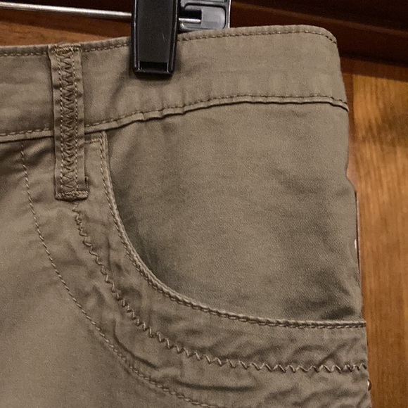 Size 16 Lee “Just Below the Waist” Army Green Capris - Picture 6 of 11